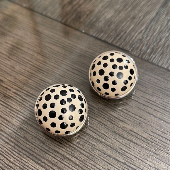 Vintage Edwin Pearl Polka Dot Round Dome Clip Earrings - Picture 3 of 12